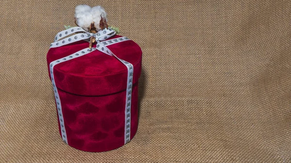 Kotak Hadiah Merah Bulat Dengan Busur Putih Dan Bunga Kapas — Stok Foto
