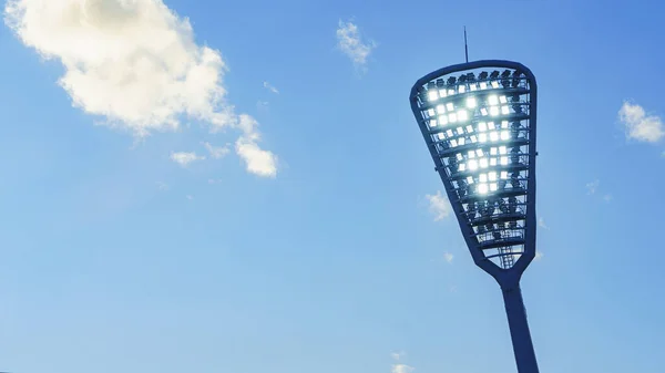 Mastro Com Holofotes Iluminar Estádio Fundo Clássico Céu Azul Espaço — Fotografia de Stock