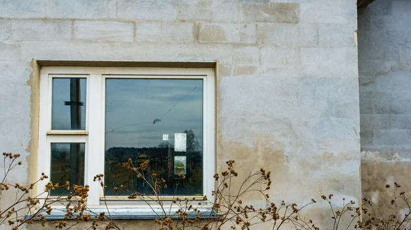 放棄された家のコンクリート壁に壊れたガラス窓 テクスチャと背景 テキストのスペース — ストック写真