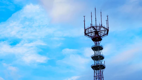 Close Grande Torre Rádio Televisão Fundo Céu Azul Clássico Espaço — Fotografia de Stock