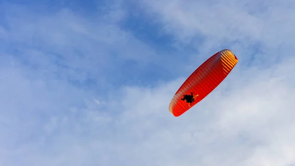 Alone Paraglider Flying Classic Blue Sky Background Clouds Paragliding Sky — 图库照片