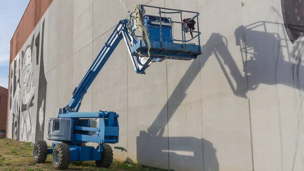 Lift Buckets Telescopic Boom Empty Factory Wall — Stockfoto
