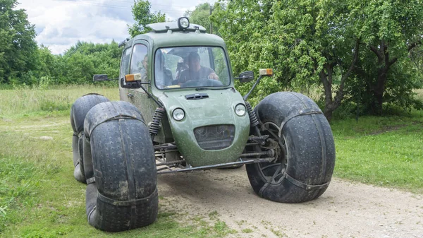 Speciale Road Auto Met Lage Druk Wielen Banden Voor Een — Stockfoto