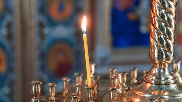 Vela Encendida Cera Una Iglesia Ortodoxa Sobre Fondo Del Icono — Foto de Stock