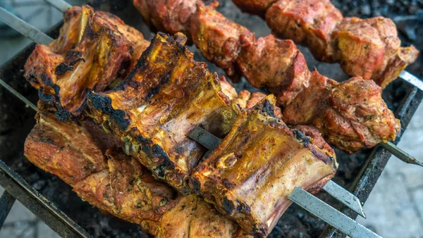 Chutné Jídlo Pečené Špejlích Lahodný Bbq Kebab Grilování Otevřeném Grilu — Stock fotografie