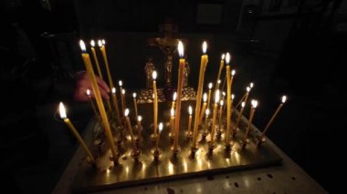 Kilise mum ışığı. Mum cilası. Ortodoks kilisesinde ya da tapınağında yanan mumlar var. Seçici odaklanma. Tapma kavramları.