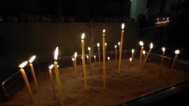 Kilise mum ışığı. Mum cilası. Ortodoks kilisesinde ya da tapınağında yanan mumlar var. Seçici odaklanma. Tapma kavramları.