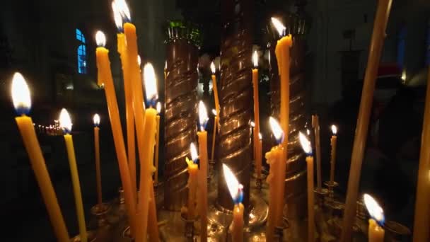 Rozsvícení Svíčky Vosk Svíček Mnoho Hořících Voskových Svíček Ortodoxním Kostele — Stock video
