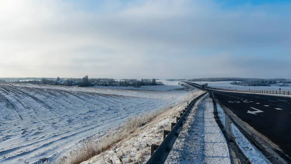 Wiejska Droga Przez Zimową Scenę Wiejską Czarny Czysty Asfalt Zimowa — Zdjęcie stockowe