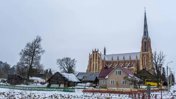 Stary Dom Kościół Mały Domek Którym Można Zobaczyć Duży Kościół — Zdjęcie stockowe