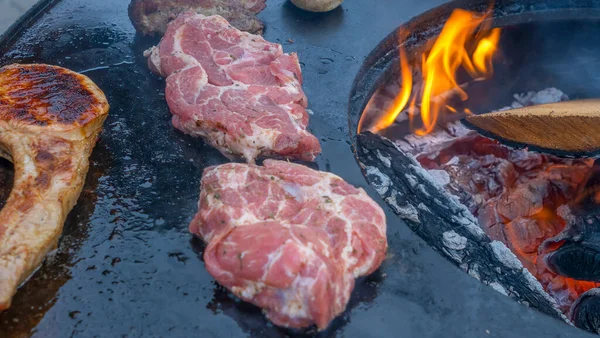 バーベキューの生ステーキ バーベキューグリルで牛ステーキのショットの真上 Bbqフードクローズアップ写真 ストリートフードのコンセプト 炭火焼のオーブンで豚や牛の肉の生地が焼けている — ストック写真