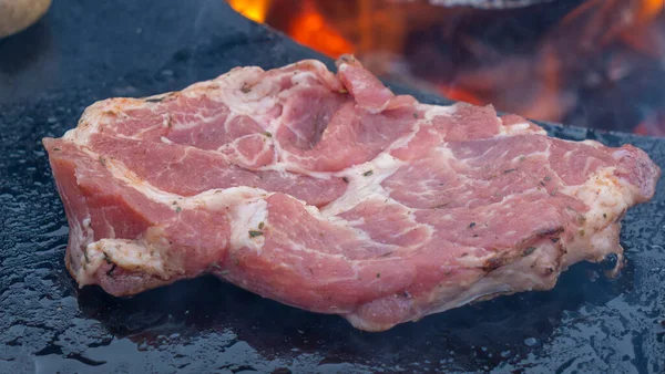 Syrový Steak Grilu Přímo Nad Záběrem Hovězího Steaku Grilu Bbq — Stock fotografie