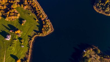 Çatıda çim ve adada çan kulesi olan eski harabe bir kilise. Eski kilise kalıntılarının havadan görünüşü. Tarihi kavramlar.
