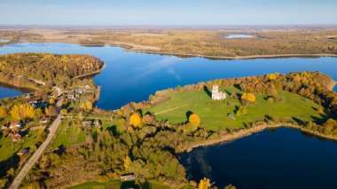 Göl kıyısında sarı ağaçlar olan sonbahar manzarası. Doğa konsepti. Metin için boşluk.