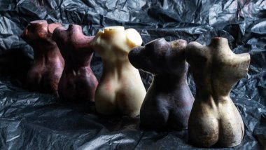 Çıplak kadın vücudu şeklinde çikolatalı heykelcikler. LGBT konsepti. Alışılmadık şekerler. LGBTQ tasarımı için resim. Doku ve arkaplan.