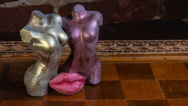 Satranç tahtasındaki çıplak kadın vücudu şeklinde çikolata figürler. Transseksüel tolerans. LGBT sorunları. Cinsiyet eşitliği.
