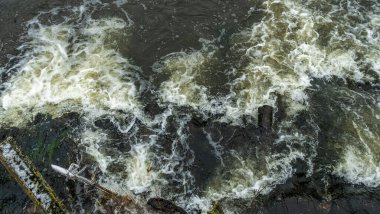 Soğuk bir nehirde kaynar su. Soyut arkaplan. Mesaj için yer var. Doğa kavramları.