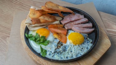 Jambonlu, domatesli ve maydanozlu omlet. Jambonlu, domatesli ve maydanozlu omlet. Yağda çırpılmış zengin bir kahvaltı..