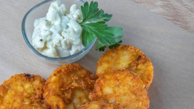 Krema soslu ve maydanozlu patatesli krep yakın plan görüntüsü. Slav mutfağı kavramları.