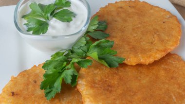 Krema soslu ve maydanozlu patatesli krep yakın plan görüntüsü. Slav mutfağı kavramları.