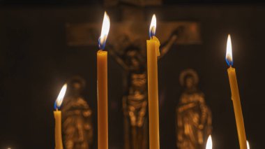 Kilise mum ışığı. Mum cilası. Ortodoks kilisesinde ya da tapınağında yanan mumlar var. Seçici odaklanma. Tapma kavramları.