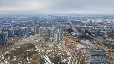 Büyük inşaat alanının havadan görüntüsü. Konut bölgesinde yeni apartmanlar inşa ediliyor.