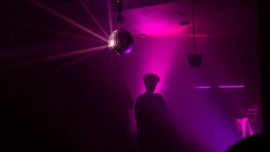 Disko topuyla parti atmosferi. Disko topundan yansıyan ışık demetleri.