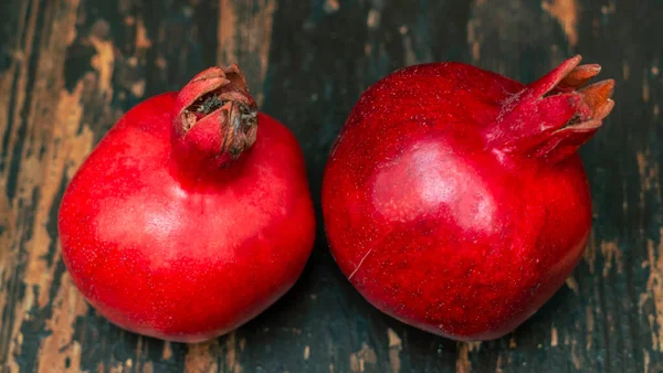 Table Lay Two Red Pomegranate Two Ripe Garnet Wooden Table — Stock Photo, Image