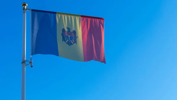 Большой Флаг Молдовы Размахивающий Ветру Фоне Классического Голубого Неба Концепция — стоковое фото