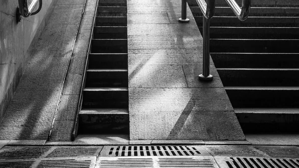 Λευκή Και Μαύρη Εικόνα Της Σκάλας Στην Υπόγεια Διάβαση Σκάλα — Φωτογραφία Αρχείου