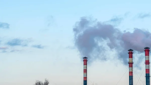 Csöveket Szívnak Gyárakból Naplemente Égboltja Ellen Közelkép Füstölgő Gyárkéményről Ökológiai — Stock Fotó
