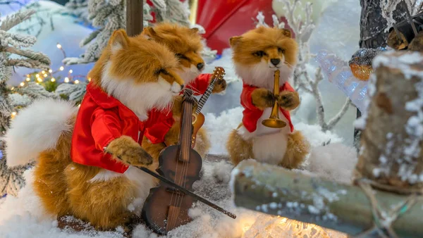 크리스마스와 크리스마스 아래에 장난감 여우의 음악적 — 스톡 사진