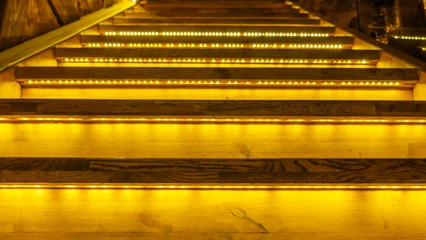 Желтый Свет Льется Снизу Деревянную Лестницу Пространство Текста Абстрактный Фон — стоковое фото