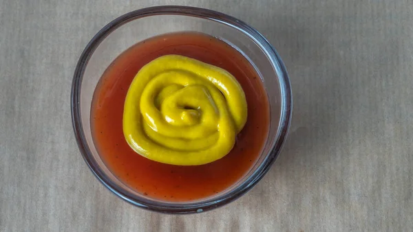 Ketchup Moutarde Dans Une Casserole Verre Sur Fond Parchemin Concepts — Photo