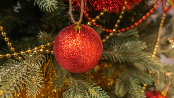 Een Rode Kerstbal Een Kerstboom Met Een Wazige Achtergrond Kerst — Stockfoto