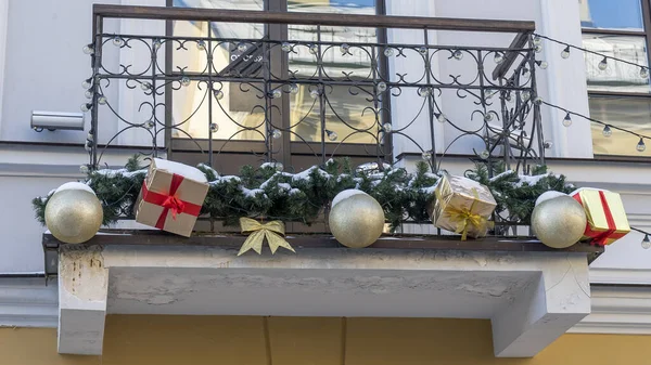 Μπαλκόνι Του Παλιού Κτιρίου Είναι Διακοσμημένο Διακόσμηση Χριστουγέννων Και Πρωτοχρονιάς — Φωτογραφία Αρχείου