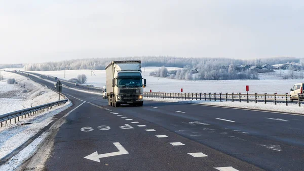 Lastbilen Kör Vintervägen Skåpbil Vintervägen Lastbil Och Kallt Landskap Väg — Stockfoto