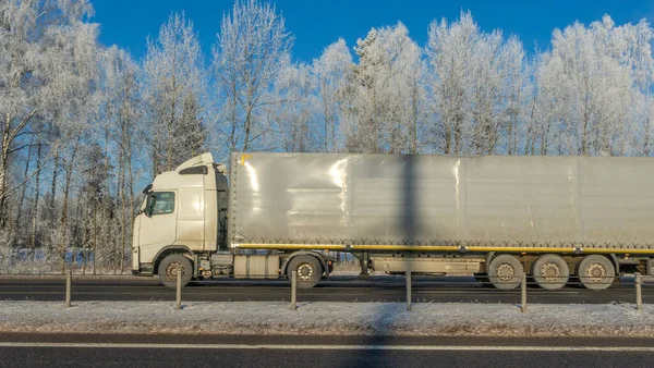 Lkw Fährt Auf Winterlicher Straße Lieferwagen Auf Der Straße Des — Stockfoto