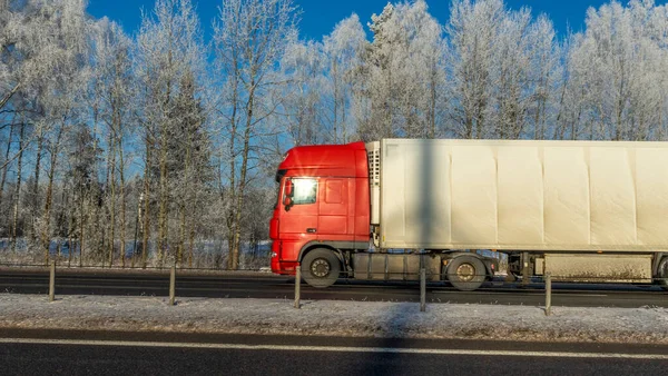Vrachtwagen Gaat Winterweg Van Weg Van Winter Vrachtwagen Koud Landschap — Stockfoto