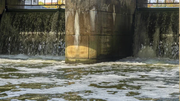 川が水路を流れている 市の川のダムの写真 滝の川ダムの風景です 川を渡ってコンクリート堰 — ストック写真