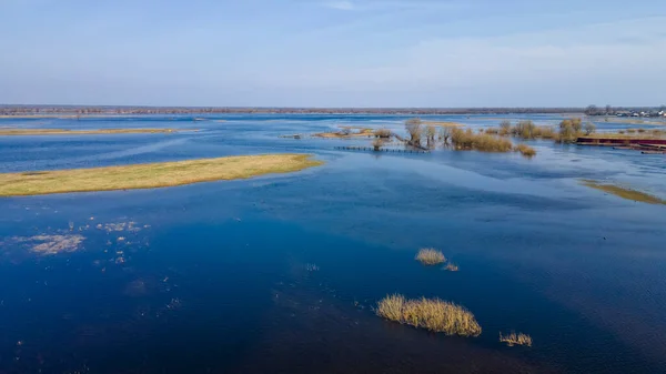 パターン波と湖や川の空中ビュー 波紋の質感の背景と水の表面 上から見た 環境コンセプト — ストック写真