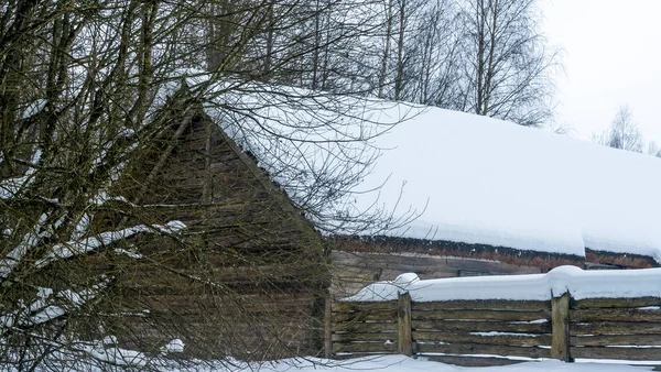 Neve Inverno Cobriu Casa Aldeia Cerca Árvores Casa Velha Agradável — Fotografia de Stock