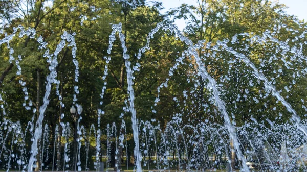 Spritzwasser Brunnen Öffentlichen Stadtpark Der Sommerstadt Wasserstrahlen Abstrahieren Das Bild — Stockfoto