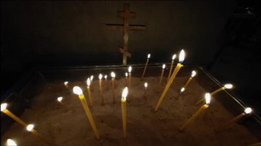 Kilise mum ışığı. Mum cilası. Ortodoks kilisesinde ya da tapınağında yanan mumlar var. Seçici odaklanma. Tapma kavramları.