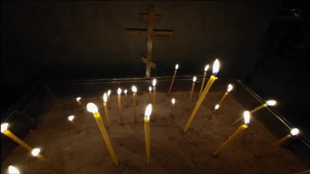 Luz Vela Iglesia Cera Velas Muchas Velas Cera Ardientes Iglesia — Vídeo de stock