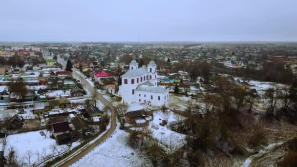 Αεροφωτογραφία Μιας Μικρής Πόλης Καλυμμένης Χιόνι Μια Κρύα Χειμωνιάτικη Μέρα — Αρχείο Βίντεο