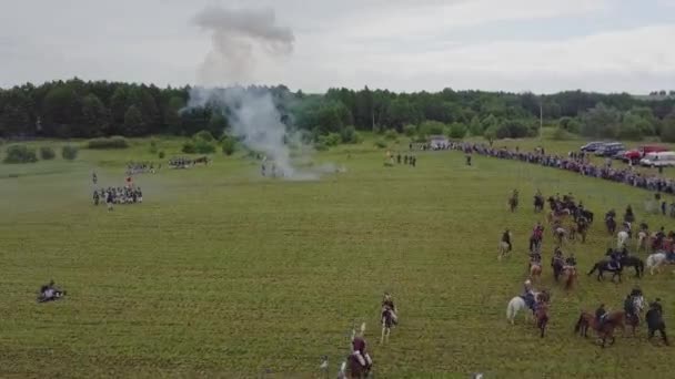 从空中俯瞰1812年战役的重建 俄国军队在和平号城堡附近攻击法国人 士兵们发射大炮和步枪 骑兵飞驰而去 战场上的爆炸和枪击斗马 — 图库视频影像