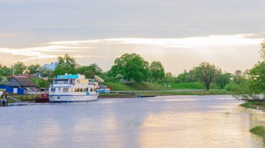 Turov, Belarus 'ta Pripyat nehrinin panoramik manzarası. Turizm konsepti. Metin için boşluk.
