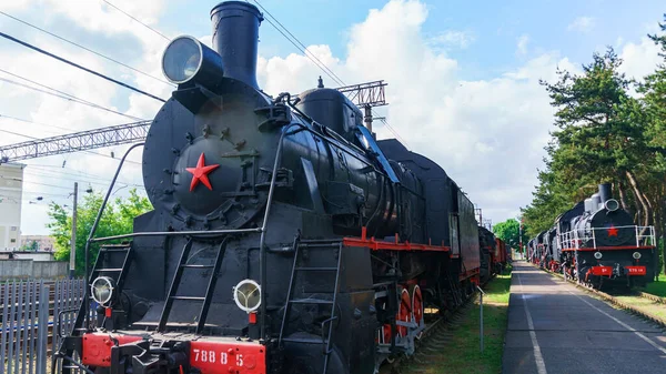 Vista Antigas Locomotivas Vapor Pretas Clássicas Com Decoração Vermelha Trilha — Fotografia de Stock