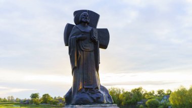 Turov, Belarus 'ta yaz günü Turov' un Kirill Anıtı. Seyahat konsepti. Metin için boşluk.